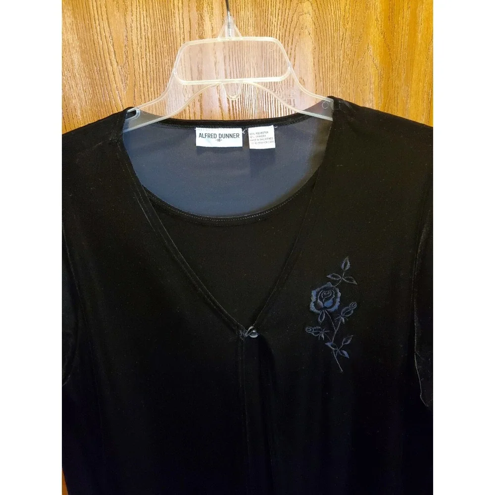 Alfred Dunner 18 Christmas 2 piece sweater set Top Black embroidered rose long s